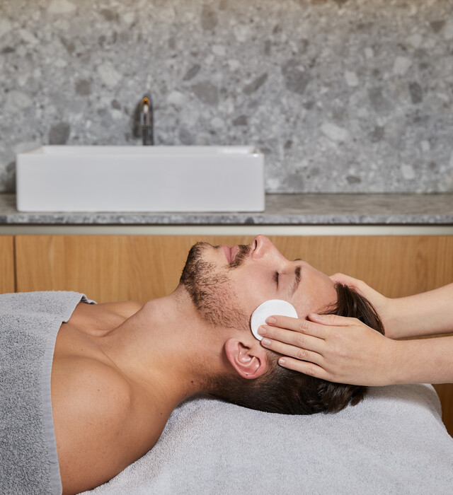 Junger Mann bei einer Wellnessanwendung im Spahotel Nesslerhof in Großarl, Salzburger Land.