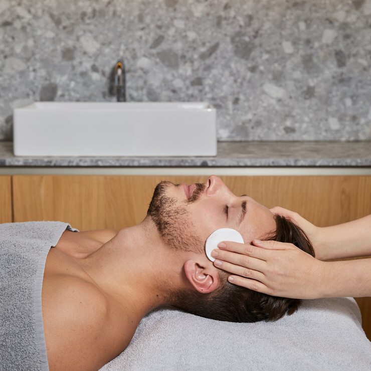 Junger Mann bei einer Wellnessanwendung im Spahotel Nesslerhof in Großarl, Salzburger Land.